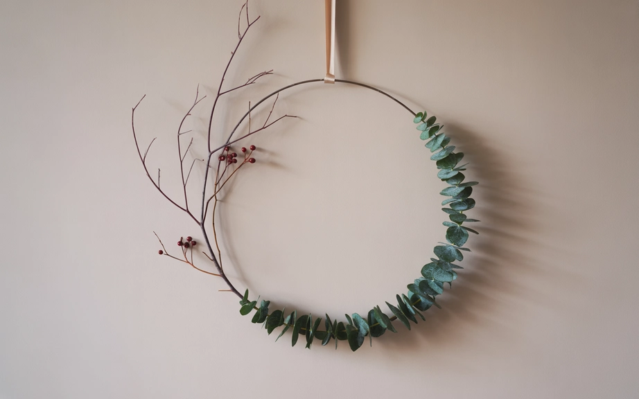 3. Minimalist Wreath With Natural Elements