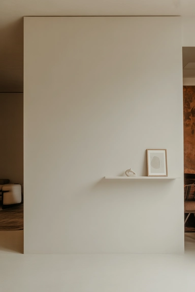 Minimal Wall Decor That Preserves Visual Breathing Room
