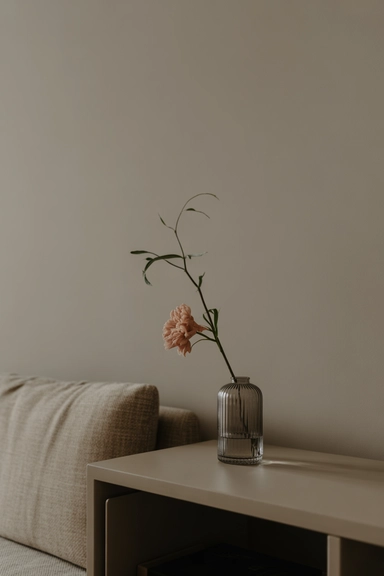 Single-Stem Styling for a Quiet, Intentional Look