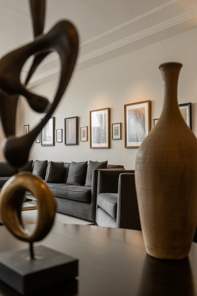 Artsy Living Room Decor Ideas Using Layered Visual Depth